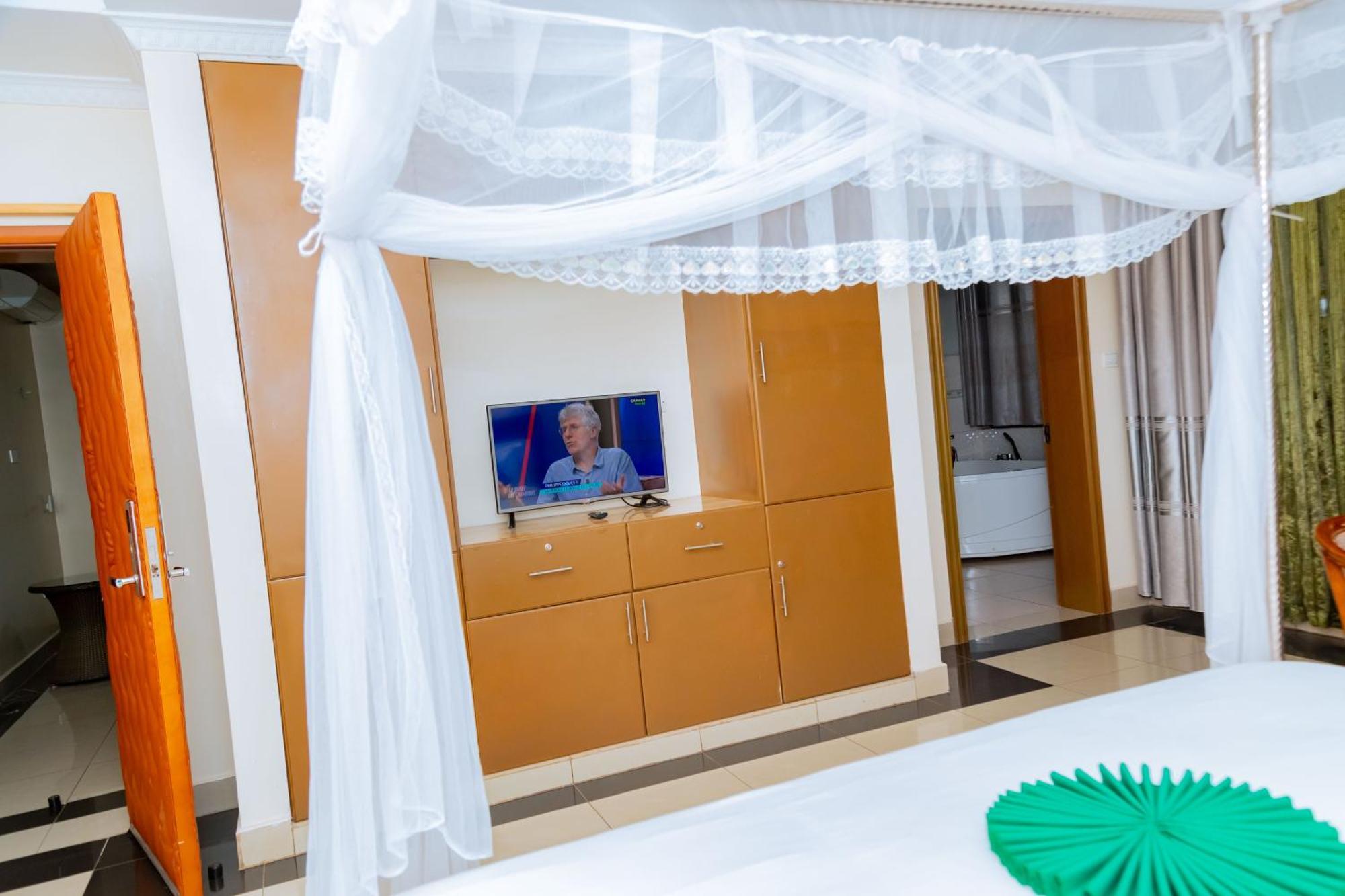 Five To Five Hotel Kigali Bagian luar foto